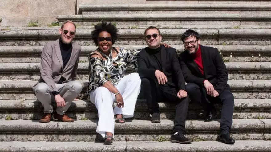 Gisele Jackson & The Shu Shu's — live photograph